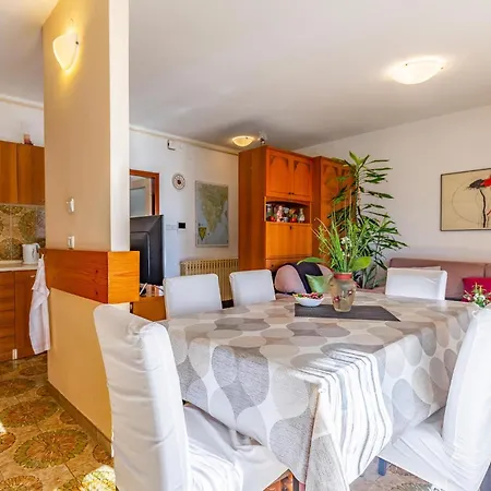 2 Bedroom Front In Daire